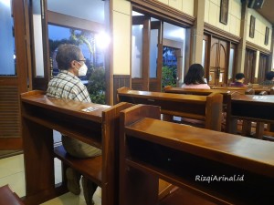 Tempat duduk deretan agak belakang. Gereja Katolik Hati Kudus Yesus - Tegal, Jawa Tengah.