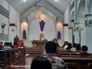 Gereja Stasi Banjaran, Tegal. Pekan kelima Prapaskah (Minggu Sengsara) patung dan salib dala Gereja Katolik diselubungi kain ungu sebagai tanda berkabung (menjelang peristiwa Jumat Agung).