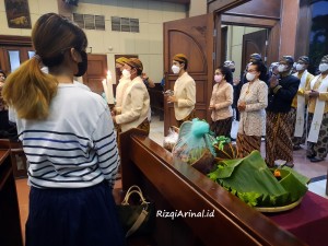 Prosesi perarakan masuk. Misa Suro (Misa syukur tahun baru Jawa) di Gereja Hati Kudus Yesus (HKY) Tegal. 01/08/2022.